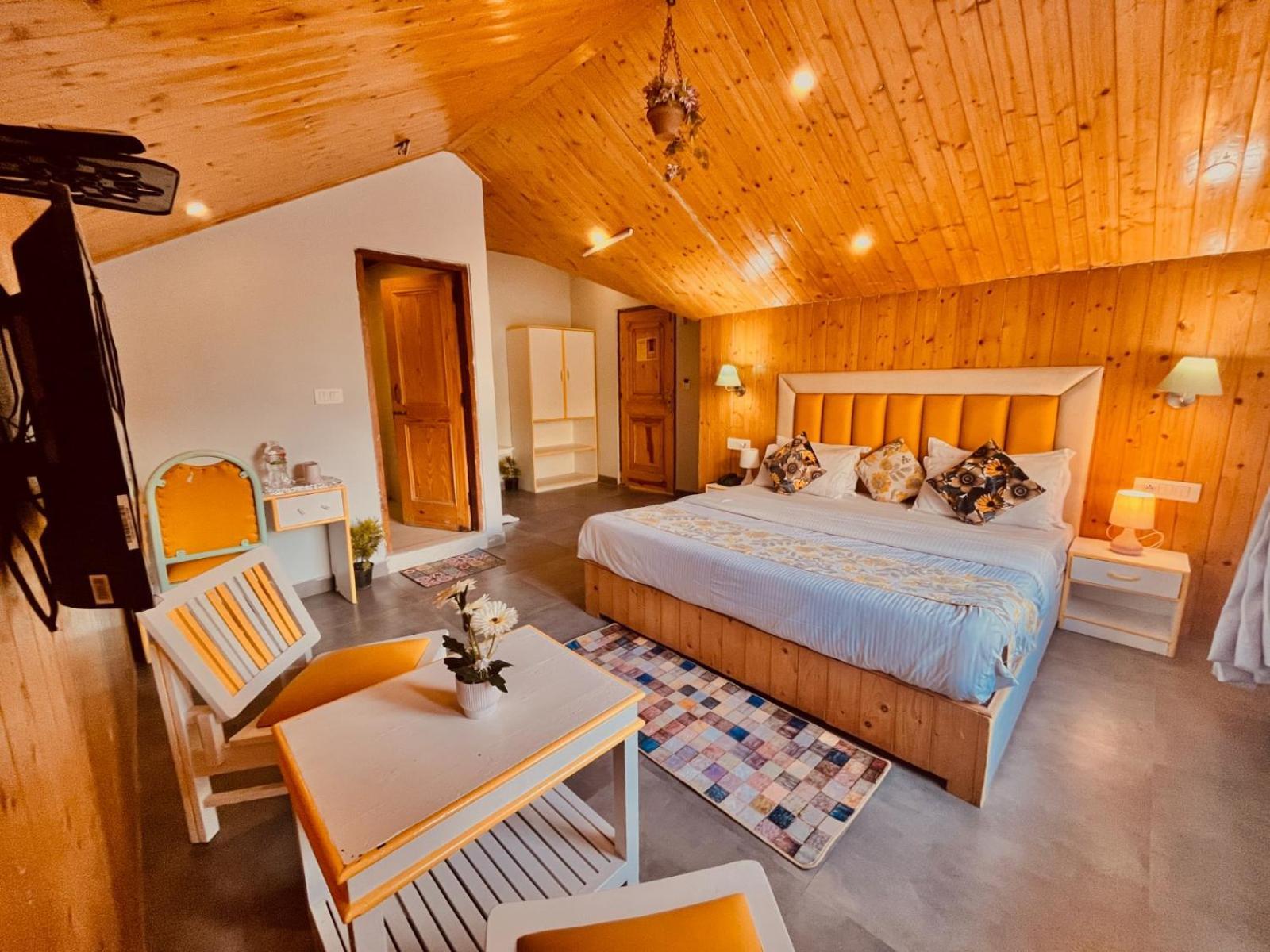 Hadimba Hill View By Hadimba Palace, Manali - Premium Room ! Family Hotel ! Parking ! Near Hadimba Temple Экстерьер фото