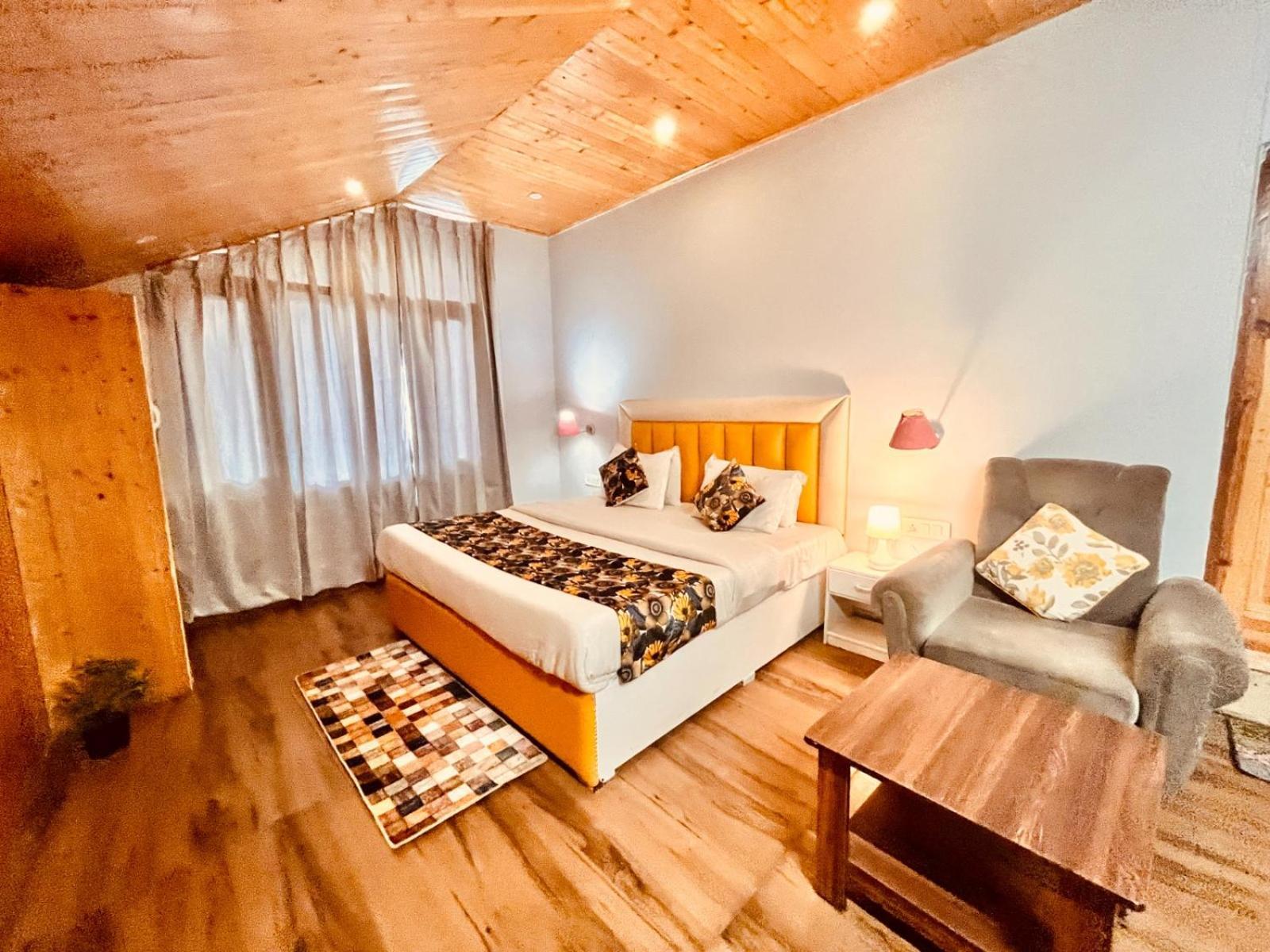 Hadimba Hill View By Hadimba Palace, Manali - Premium Room ! Family Hotel ! Parking ! Near Hadimba Temple Экстерьер фото